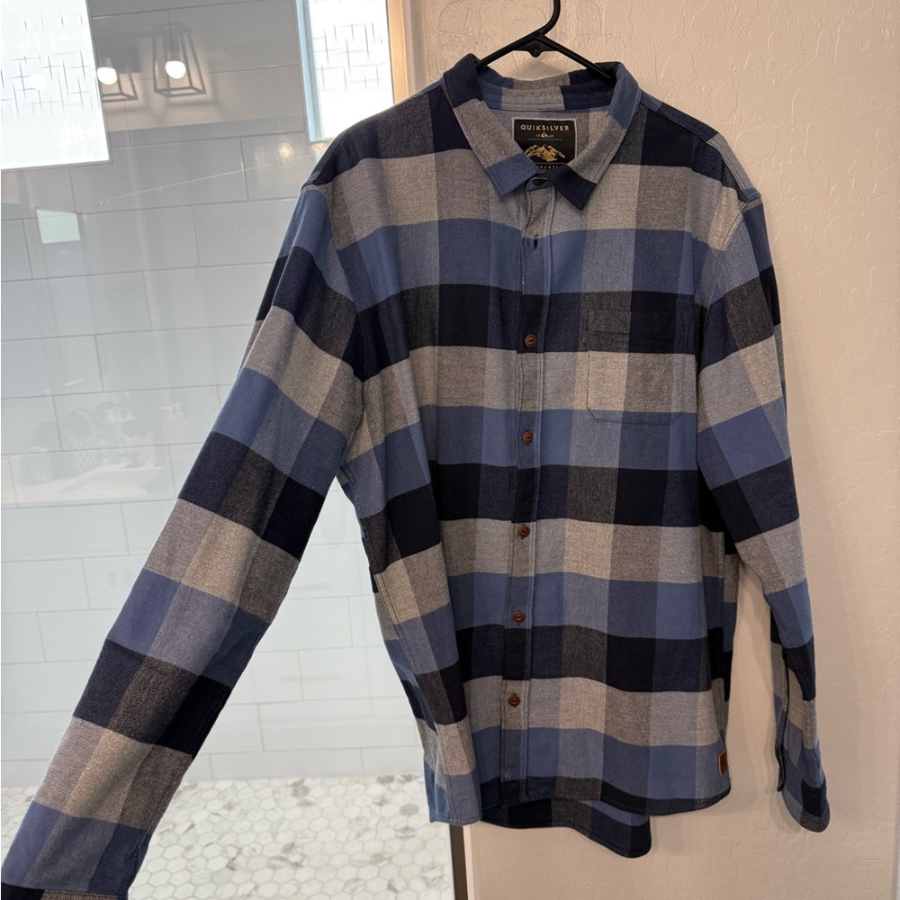 Quiksilver Men's Blue and Gray Plaid Shirt